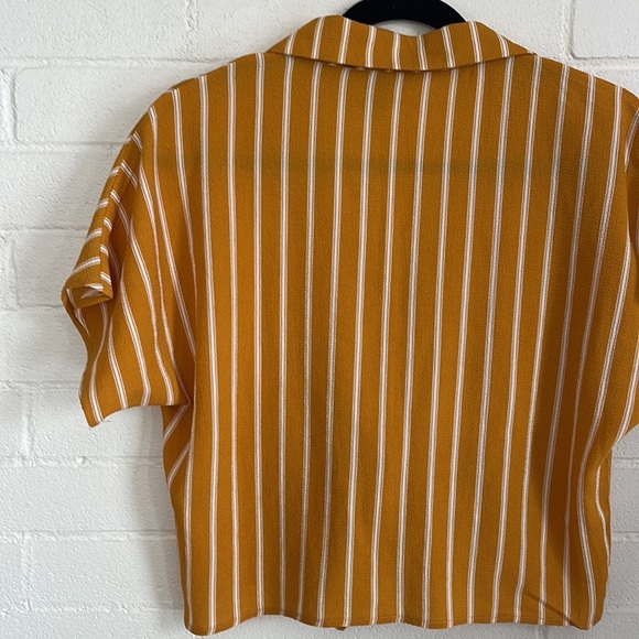 ๐ฅ3/20 REVAMPED Crop Tie-Front Top (M) - Picture 3 of 10